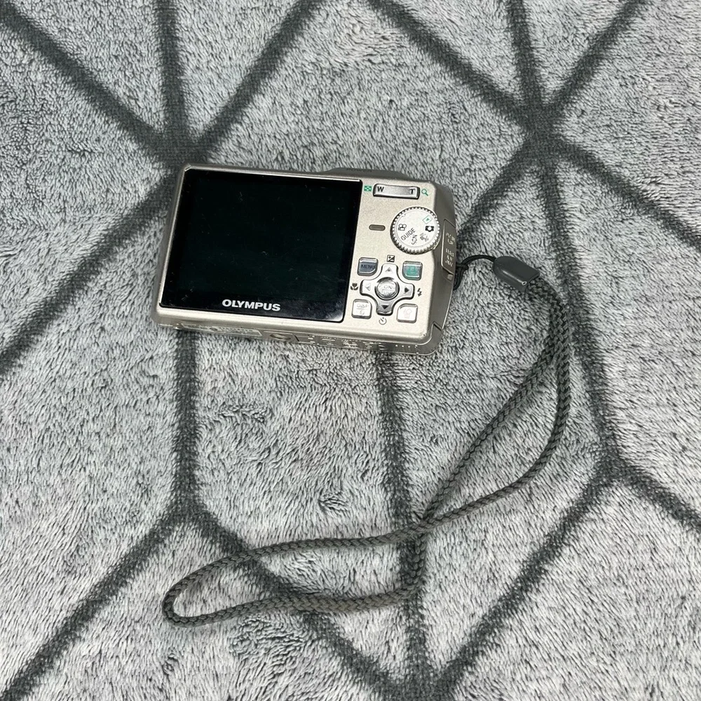 Olympus Stylus 710 All Weather 7.1MP Digital Camera 3x Optical Zoom UNTESTED V